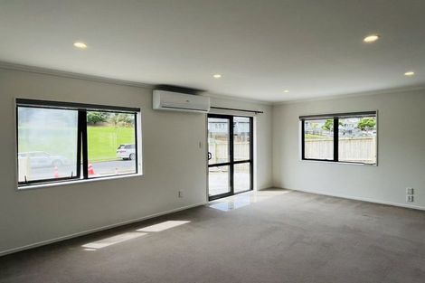 Photo of property in 15 Aronia Way, Goodwood Heights, Auckland, 2105
