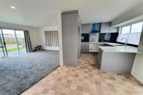 Photo of property in 2/43 Solveig Place, Randwick Park, Auckland, 2105