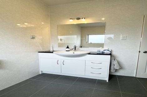 Photo of property in 2/63 Pupuke Road, Birkenhead, Auckland, 0627