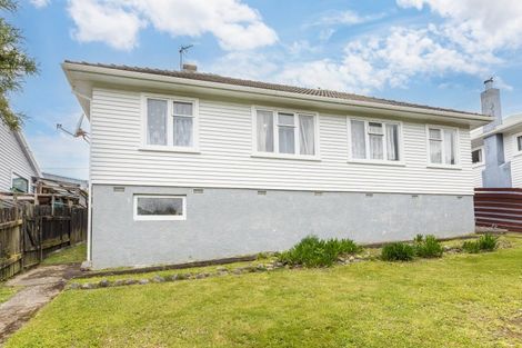 Photo of property in 12 Taylor Terrace, Tawa, Wellington, 5028