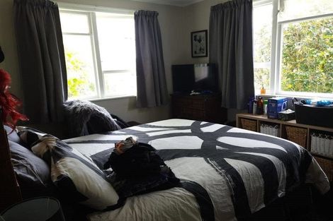 Photo of property in 5 Cumberland Grove, Cannons Creek, Porirua, 5024