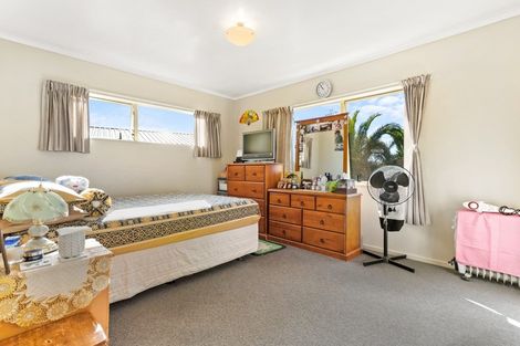 Photo of property in 22 Broadfield Street, Massey, Auckland, 0614