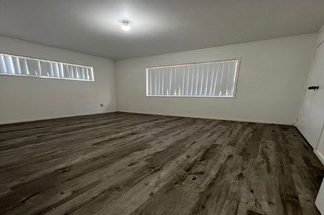 Photo of property in 28 Claverdon Drive, Massey, Auckland, 0614
