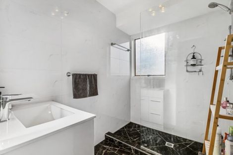 Photo of property in 17 Newland Grove, Henderson, Auckland, 0610