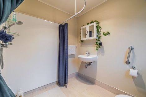 Photo of property in 86 Wikiriwhi Crescent, Awapuni, Palmerston North, 4412