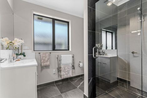 Photo of property in 4 Kowi Lakes Drive, One Tree Point, 0118