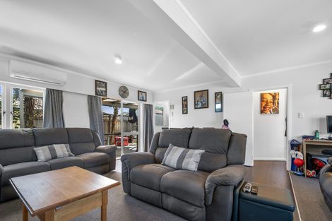 Photo of property in 1 River Road, Te Atatu Peninsula, Auckland, 0610