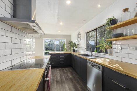 Photo of property in 28 Arahanga Grove, Maupuia, Wellington, 6022