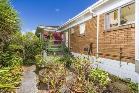 Photo of property in 2/8 Tobruk Crescent, Milford, Auckland, 0620