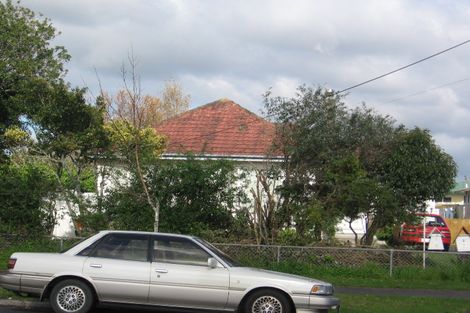 Photo of property in 1/2 Yeovil Road, Te Atatu Peninsula, Auckland, 0610