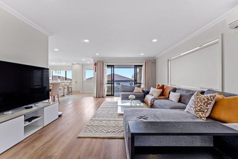 Photo of property in 791a East Coast Road, Northcross, Auckland, 0630