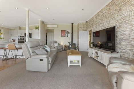 Photo of property in 11 Streets Way, Timberlea, Upper Hutt, 5018