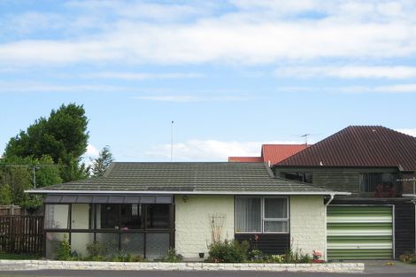 Photo of property in 2/52 Prestons Road, Redwood, Christchurch, 8051