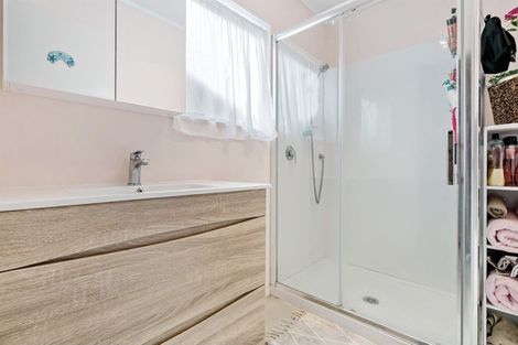 Photo of property in 18 Dungarvon Place, Clendon Park, Auckland, 2103