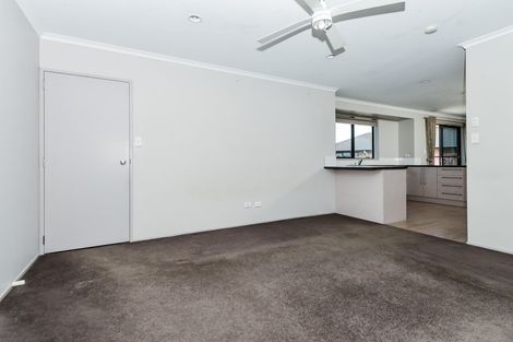 Photo of property in 69 Farnborough Drive, Grandview Heights, Hamilton, 3200