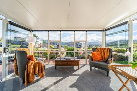 Photo of property in 48 King Charles Drive, Kingsley Heights, Upper Hutt, 5018