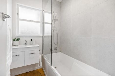 Photo of property in 1/14 Westwell Road, Belmont, Auckland, 0622