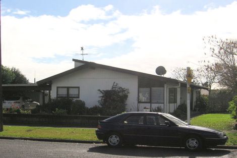 Photo of property in 2/1a Yeovil Road, Te Atatu Peninsula, Auckland, 0610