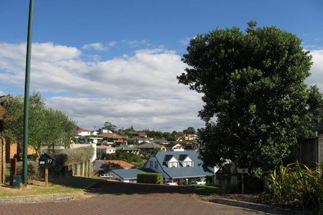 Photo of property in 33 Mandeville Place, Unsworth Heights, Auckland, 0632