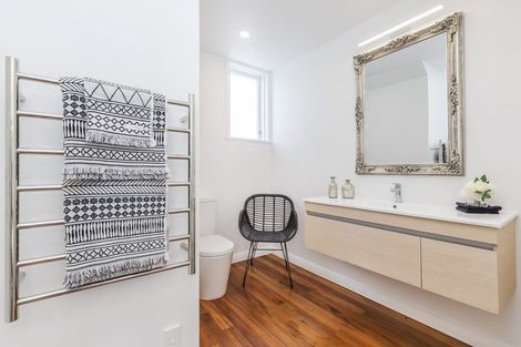 Photo of property in 2 Tio Tio Road, Miramar, Wellington, 6022