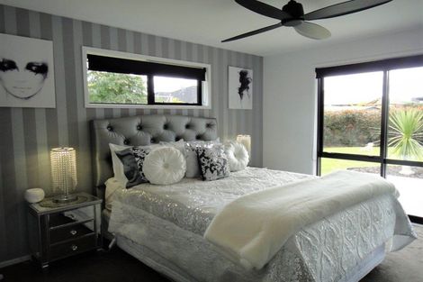 Photo of property in 16 Roto View, One Tree Point, 0118