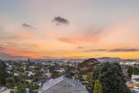 Photo of property in 22 Eastglen Road, Glen Eden, Auckland, 0602