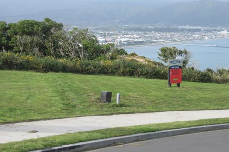 Photo of property in 6 Bendigo Grove, Newlands, Wellington, 6037