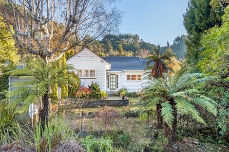 Photo of property in 86 Pinehaven Road, Pinehaven, Upper Hutt, 5019