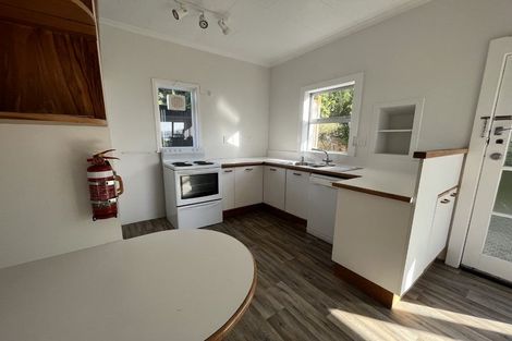 Photo of property in 24 Hungerford Road, Lyall Bay, Wellington, 6022