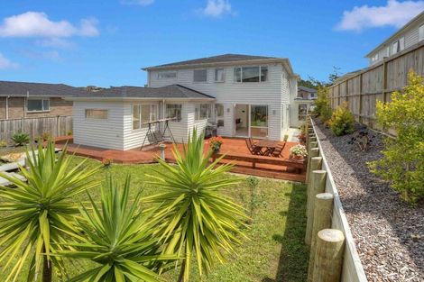 Photo of property in 39 Harrowglen Drive, Northcross, Auckland, 0632