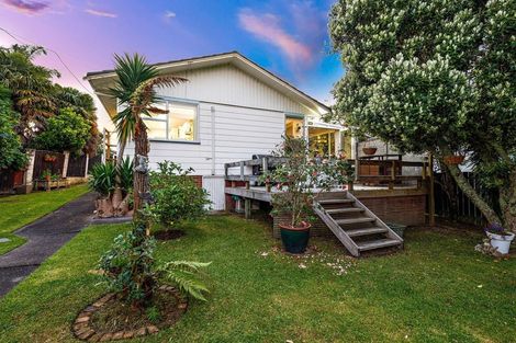 Photo of property in 2 Allington Road, Massey, Auckland, 0614