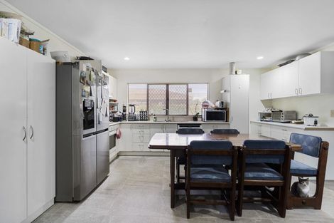 Photo of property in 11f Sturges Road, Henderson, Auckland, 0612