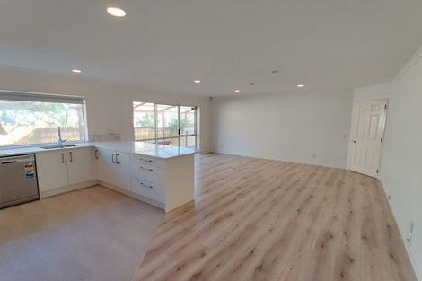 Photo of property in 244 Cascades Road, Botany Downs, Auckland, 2010