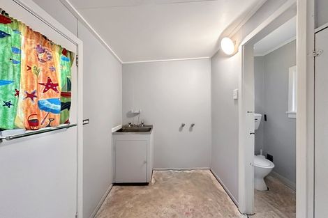 Photo of property in 42 Karaka Street, Castlecliff, Whanganui, 4501