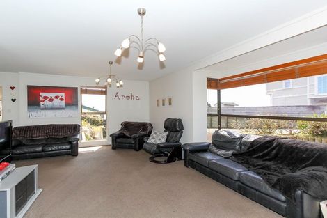 Photo of property in 12 Ridge Lane, New Plymouth, 4310