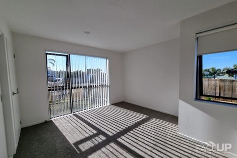 Photo of property in 17a Marina View Drive, West Harbour, Auckland, 0618