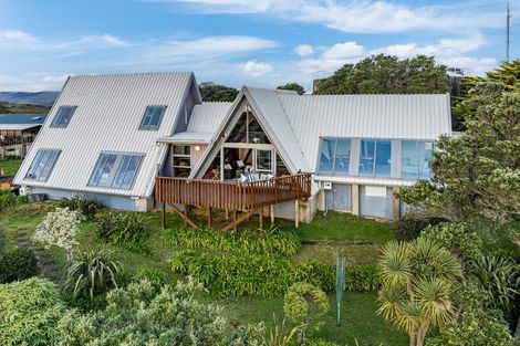 Photo of property in 112 Gloaming Hill, Titahi Bay, Porirua, 5022