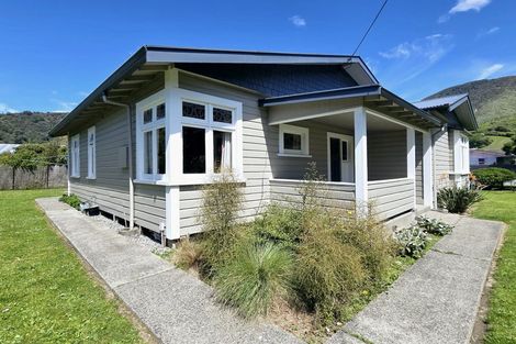 Photo of property in 16 Buller Street, Picton, 7220