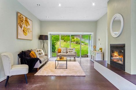 Photo of property in 10 Hobbs Road, Matakatia, Whangaparaoa, 0930