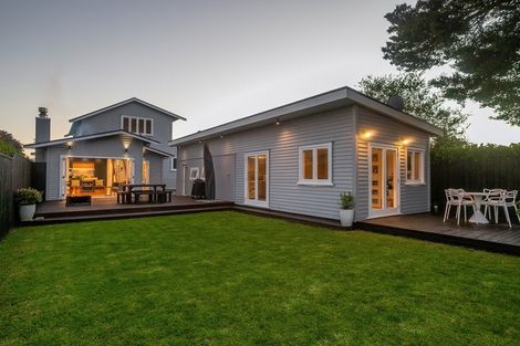 Photo of property in 5 Hawea Road, Point Chevalier, Auckland, 1022