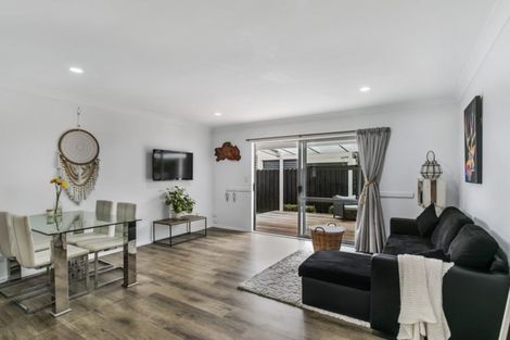 Photo of property in 2/69 Bay Street, Red Beach, 0932