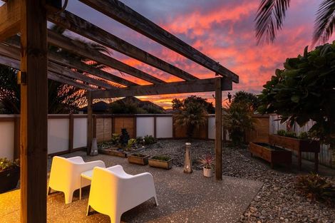 Photo of property in 43 Quadrant Heights, Paraparaumu, 5032