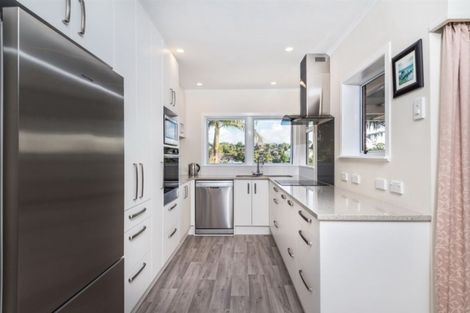 Photo of property in 33 Mayfair Crescent, Mairangi Bay, Auckland, 0630