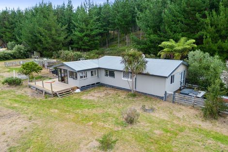 Photo of property in 577 Waikawa Beach Road, Waikawa Beach, Levin, 5573