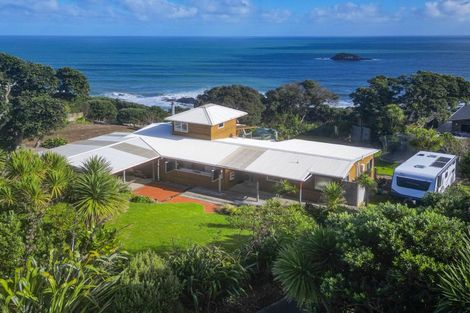Photo of property in 5 Ngatira Road, Muriwai, Waimauku, 0881