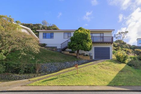 Photo of property in 15 Somes Crescent, Newlands, Wellington, 6037