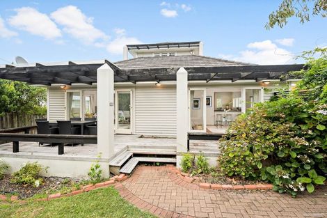 Photo of property in 1/206 East Coast Road, Forrest Hill, Auckland, 0620