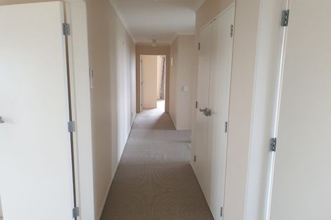 Photo of property in 37 Mcewen Crescent, Riverstone Terraces, Upper Hutt, 5018