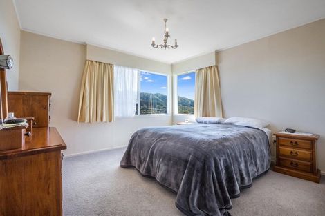 Photo of property in 2 Spicer Place, Tawa, Wellington, 5028