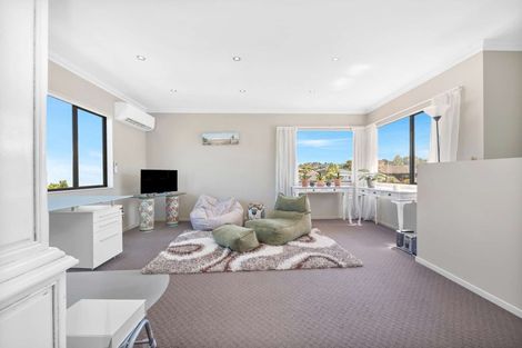 Photo of property in 9 Jomard Terrace, Northcross, Auckland, 0632